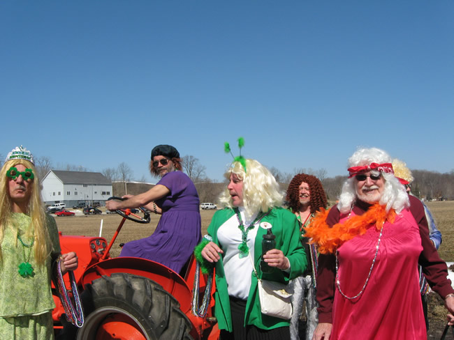 /pictures/ST Pats Float 2009 - No snow our guys keep draging/IMG_1369.jpg